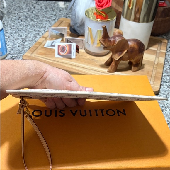 NEW Louis Vuitton Damier Azur Wristlet with Tan Strap - Picture 8 of 8